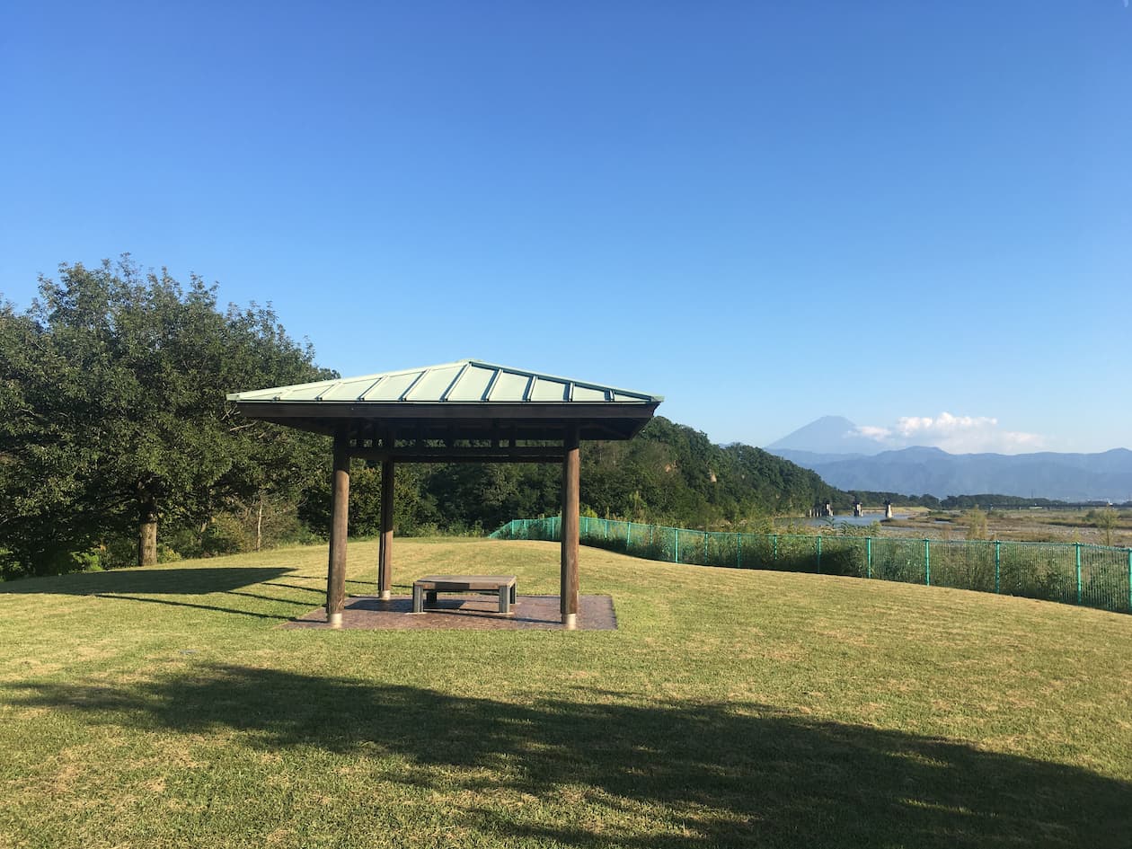 双葉水辺公園のあずまや　富士山が見える