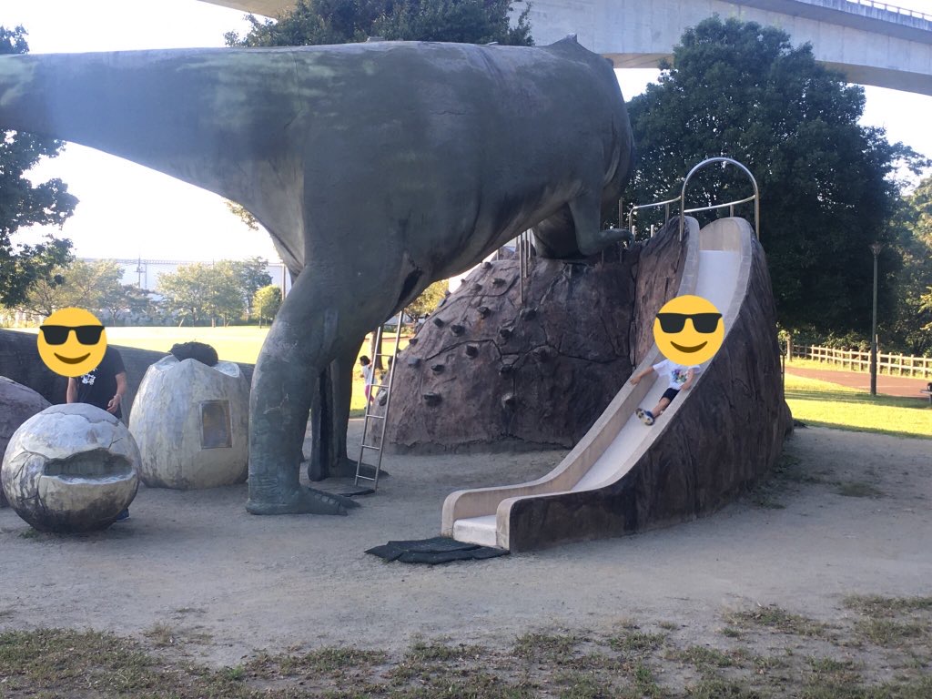 双葉水辺公園の恐竜フタバちゃん　後ろは滑り台