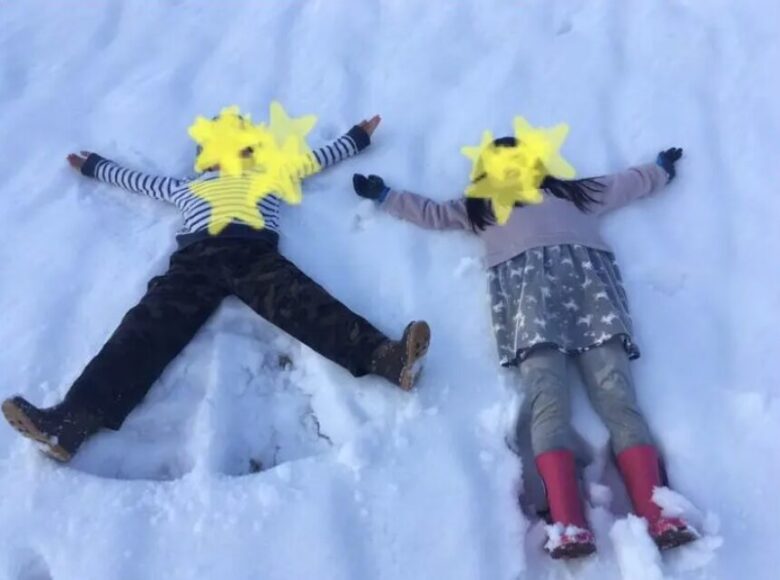 雪で遊ぶ子どもたち